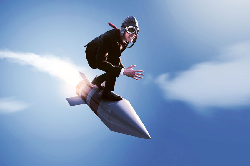 Mann mit Fliegermütze, der auf einer Rakete surft