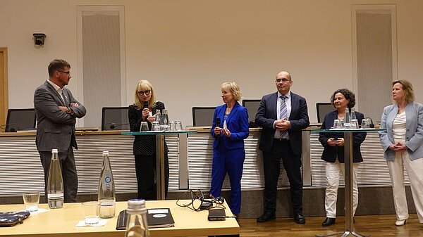 Gruppenbild OrthoKids-Ergebnispräsentation Bei der Ergebnisdiskussion der OrthoKids-Studie in Berlin diskutierten BVOU-Präsident Dr. Burkhard Lembeck, Karin Maag (G-BA), KVBW-Pressereferentin Gabriele Kiunke, KVBW-Vorstand Dr. Karsten Braun, Nadia Mussa (TK) und Dr. Katja Plückelmann (Bundesverband Skoliose Selbsthilfe)