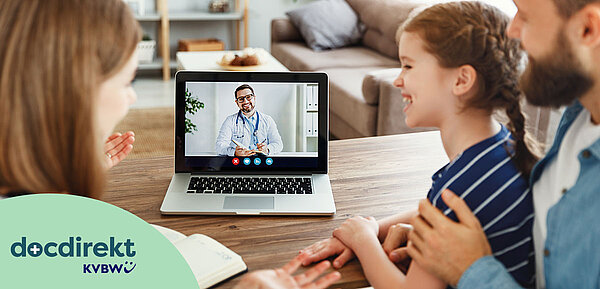 Familie sitzt vor Laptop und erhält eine telemedizinische Beratung