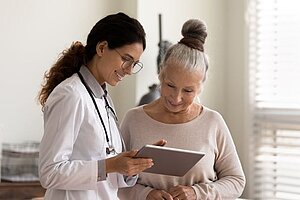 Illustration Wegweiser komplexe Erkrankungen Ärztin erklärt medizinische Fragen mit einer Patientin