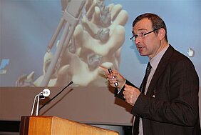 Prof. Dr. Thomas Wirth beim Symposium zur Skoliose 2012