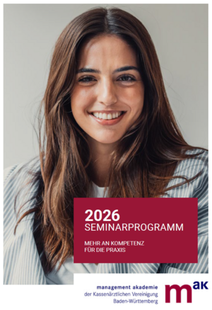 Titelseite MAK-Seminarbroschüre 2026: lächelnde Frau
