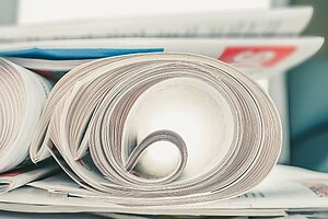 Frontansicht zusammengerollter Zeitschriften