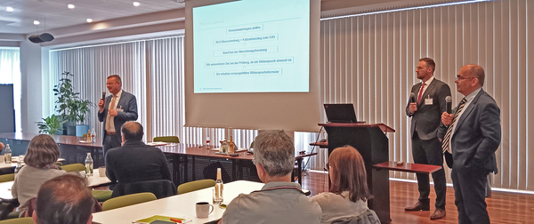 Geschäftsbereichsleiter Cornel-Andreas Güss, Sachgebietsleiter Dennis Wannenwetsch und Dr. Braun informierten in Karlsruhe (von links nach rechts). Geschäftsbereichsleiter Cornel-Andreas Güss, Sachgebietsleiter Dennis Wannenwetsch und Dr. Braun informierten in Karlsruhe (von links nach rechts).