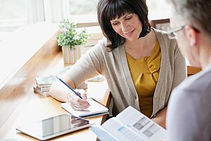 Illustration zur Rubrik Gesundheitskompetenz Ein Paar informiert sich auf einem Informationsblatt
