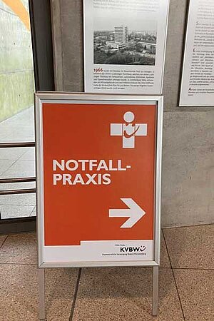Wegweiser Notfallpraxis Hinweisschild weist mit einem Pfeil den Weg zu einer Notfallpraxis der KVBW
