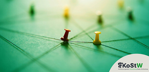 Bunte Pins auf grüner Fläche