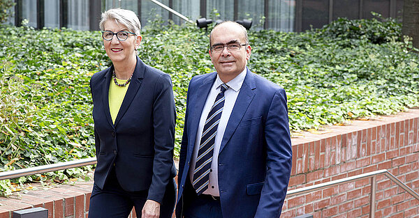 Vorstand im Garten der KVBW Dr. Doris Reinhardt und Dr. Karsten Braun im Garten der KVBW