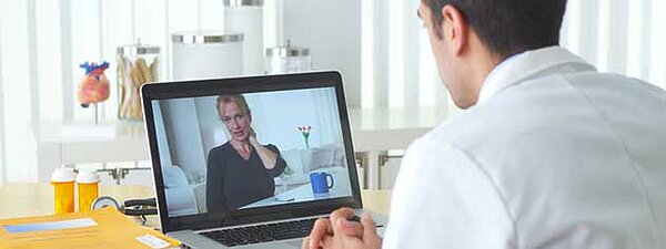 Arzt im Videochat mit Patientin