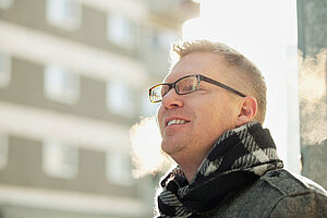 Illustration zur Rubrik Presse Mann schaut links aus dem Bild heraus