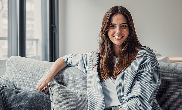Frau auf Couch