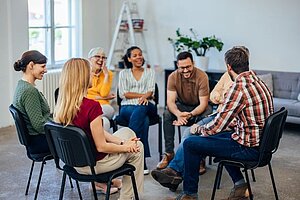 Illustration zur Rubrik Gesundheitsbildung & Selbsthilfe Menschengruppe sitzt in einer Gesprächsrunde zusammen