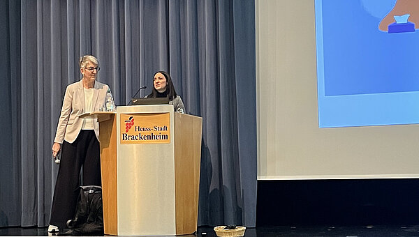 Dr. Doris Reinhardt und Nadja Gawron von der KVBW bei einer Infoveranstaltung in Brackenheim im November 2025 anl&auml;sslich der &Auml;BD-Reform in Brackenheim