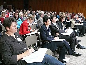 Eindruck der 160 Teilnehmern des Symposiums Frühe Hilfen Qualitätszirkel