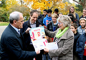 Dr. Fechner überreicht das J1-Kampagnenpaket