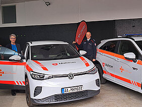 Dr. Doris Reinhardt, stellvertretende Vorsitzende der KVBW und Klaus Weber, Regional- und Diözesangeschäftsführer der Malteser in Baden-Württemberg vor den neuen Fahrzeugen