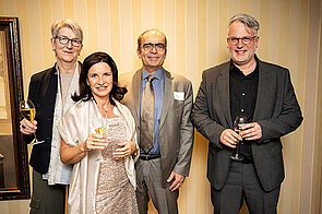 Dr. Doris Reinhardt und Dr. Karsten Braun mit den Vorstand des Hausärztinnen- und Hausärzteverbandes Dr. Markus Beier und Prof. Nicola Buhlinger-Göpfarth. Dr. Doris Reinhardt und Dr. Karsten Braun mit dem Vorstand des Hausärztinnen- und Hausärzteverbandes Dr. Markus Beier und Prof. Nicola Buhlinger-Göpfarth.
