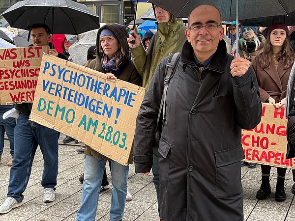 Dr. Karsten Braun bei Psychotherapeutendemo im M&auml;rz 2026