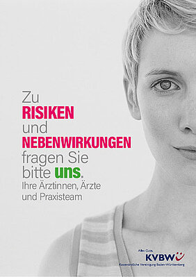 Plakat mit dem Slogan „Zu Risiken und Nebenwirkungen fragen Sie bitte uns – Ihre Ärztinnen, Ärzte und Praxisteam 