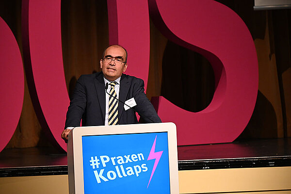 Dr. Karsten Braun bei der Krisensitzung Dr. Karsten Braun bei der Krisensitzung