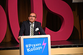 Dr. Karsten Braun bei der Krisensitzung