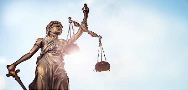 Statue der Göttin der Gerechtigkeit Justitia als Symbolbild für Gerichtsurteil