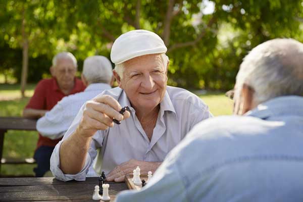 Das Titelblatt des Flyers Rentnerforce zeigt ältere Herren beim Schachspiel.