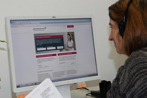 Terminservicestelle der KVBW Terminservicestelle der KVBW: Frau sitzt vor Computermonitor