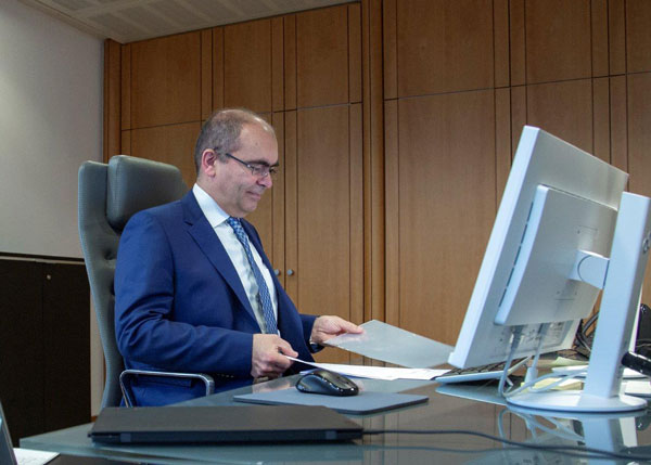 KVBW-Vorstand Dr. Karsten Braun am Schreibtisch KVBW-Vorstand Dr. Karsten Braun am Schreibtisch