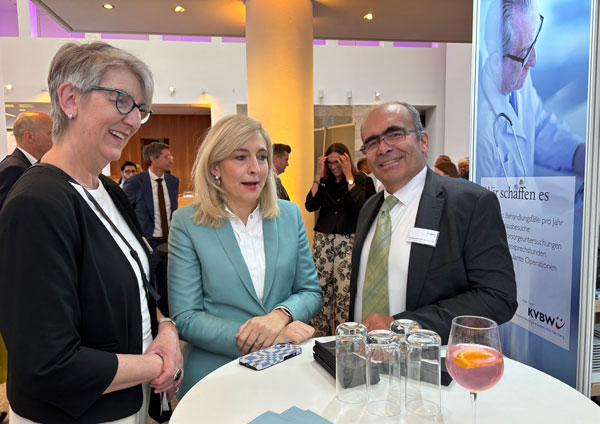 Dr. Doris Reinhardt, Ministerin Nina Warken und Dr. Karsten Braun (v.l.n.r.) bei der Stallwächterparty der baden-württembergischen Landesvertretung in Berlin 2025 (Foto: KVBW)
