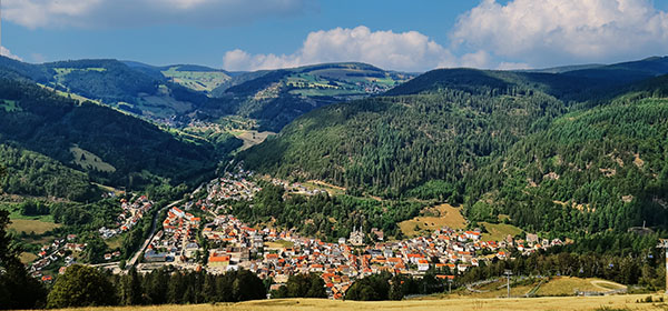 Hügelige Landschaft mit Dorf
