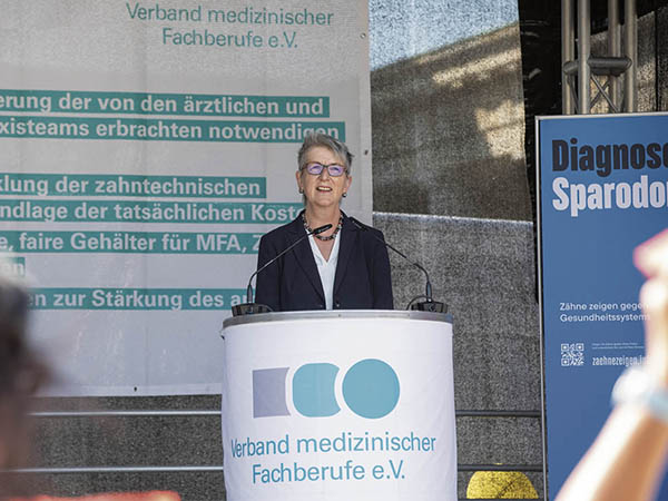 Dr. Doris Reinhardt bei Ihrer Rede auf der Protestveranstaltung der Medizinischen Fachangestellten in Berlin am 8. September 2023.