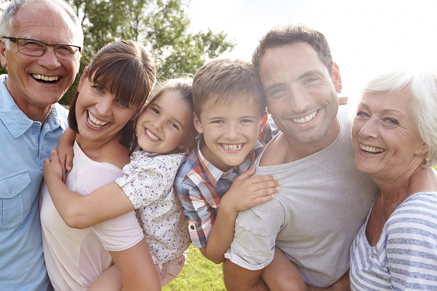 lachende Familie mit Großeltern, Eltern und Kindern