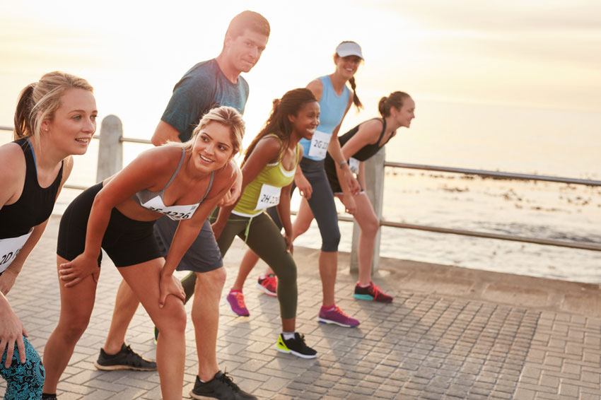 Menschen beim Start für einen Wettlauf